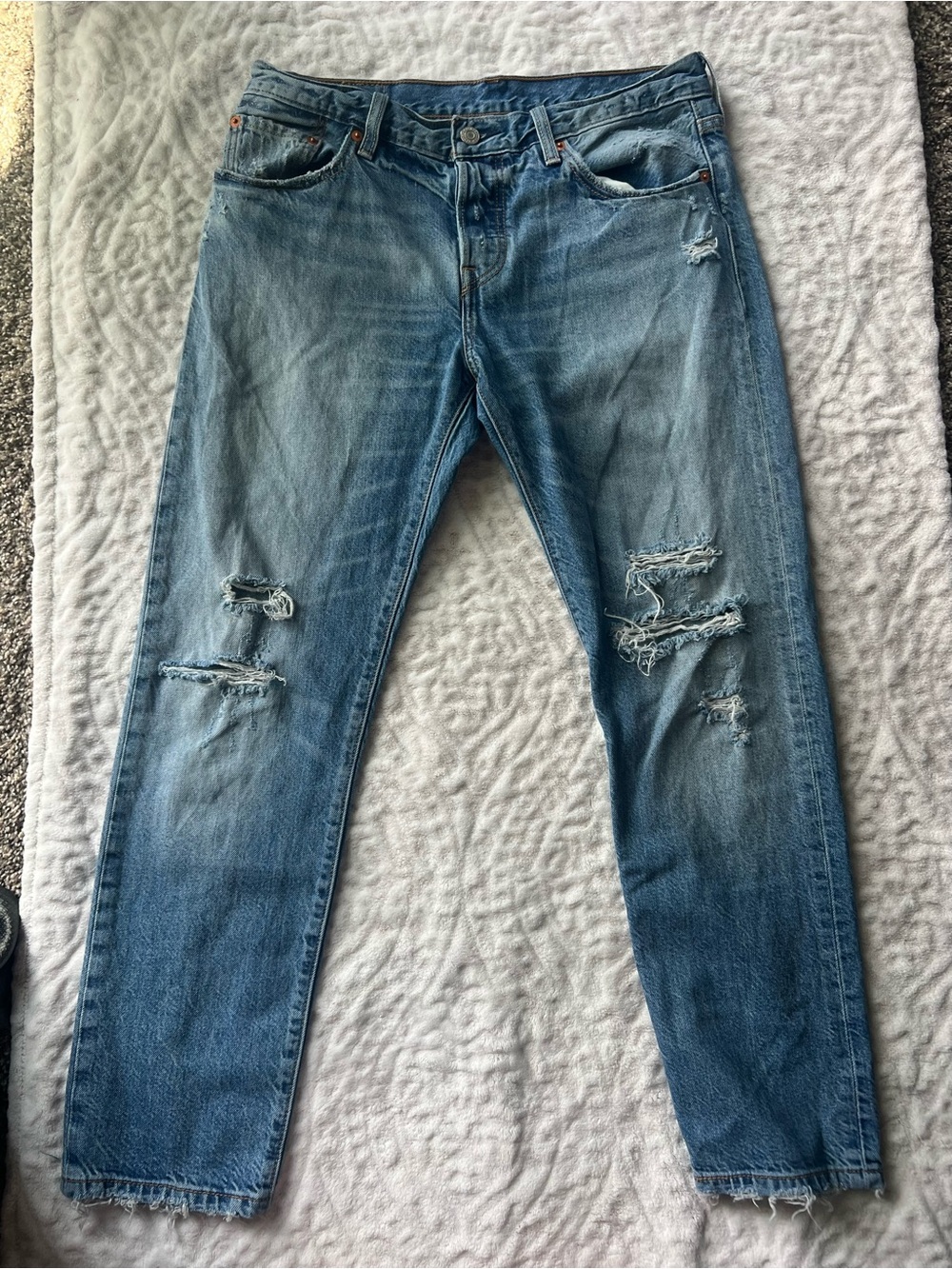 Levi’s Distressed SlimFit Jeans Women’s 27x32 Light Wash Ripped Denim Frayed Hem - Picture 5 of 11